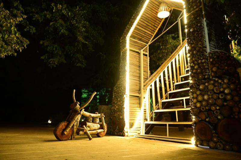 Way to Tree House Image 1